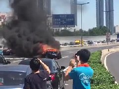 恐怖現(xiàn)場(chǎng)：6次變道連撞4車，天津馬自達(dá)一懟四