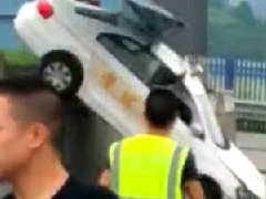 油門當(dāng)剎車，駕考女學(xué)員飛越考場！